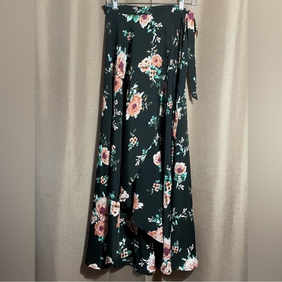 Small Summer Bundle NWT & GUC Tops, Shorts, Dress, & Skirts - Picture 10 of 15